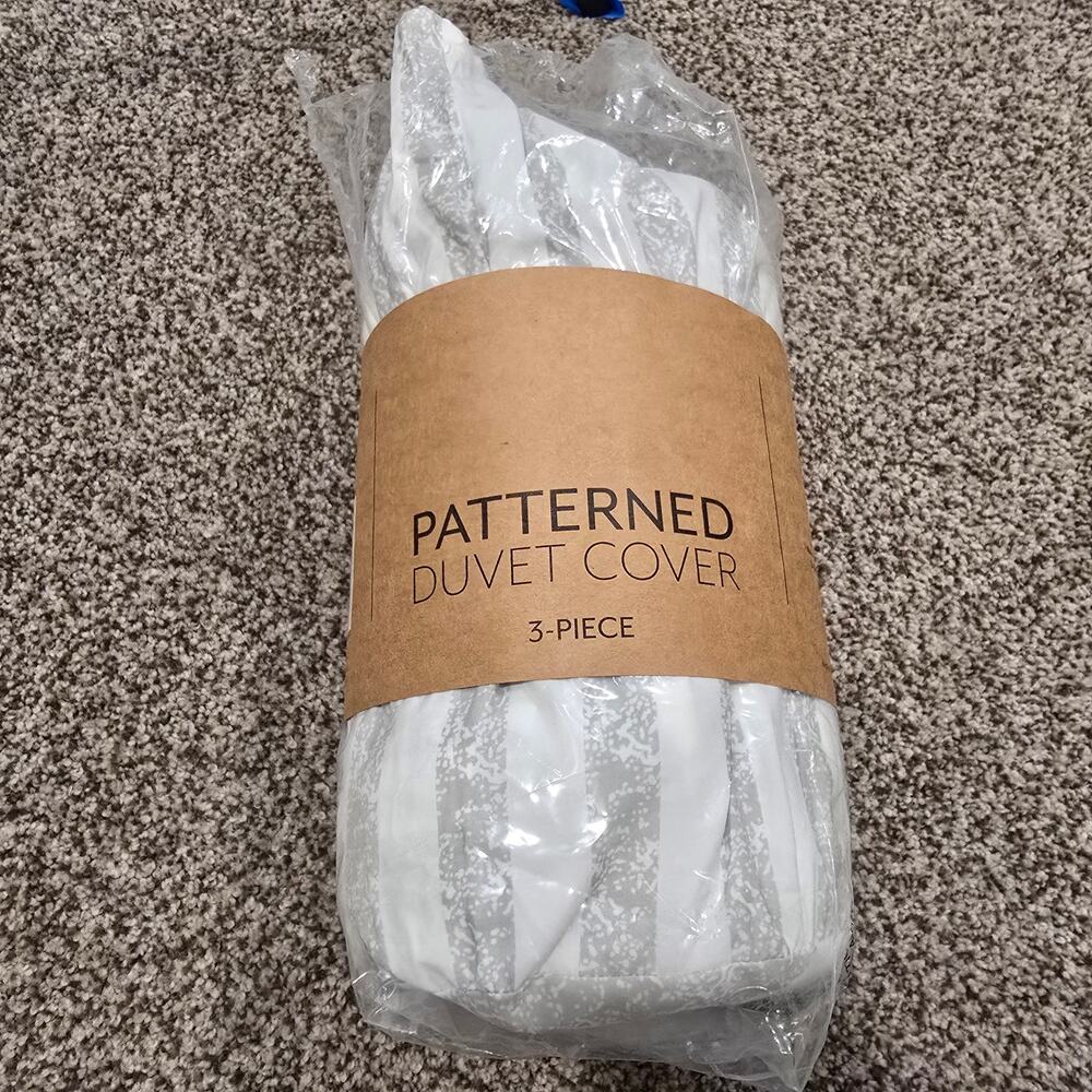 NEW NWT IEnjoy White & Gray Striped King California King Duvet Cover & Shams Set